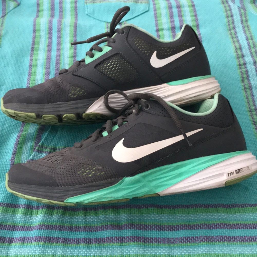 NIKE walking/running shoes!🌴